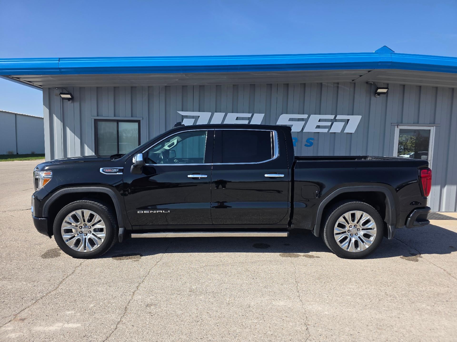 2020 GMC Sierra 1500 Denali in Onyx Black — front three-quarter view
